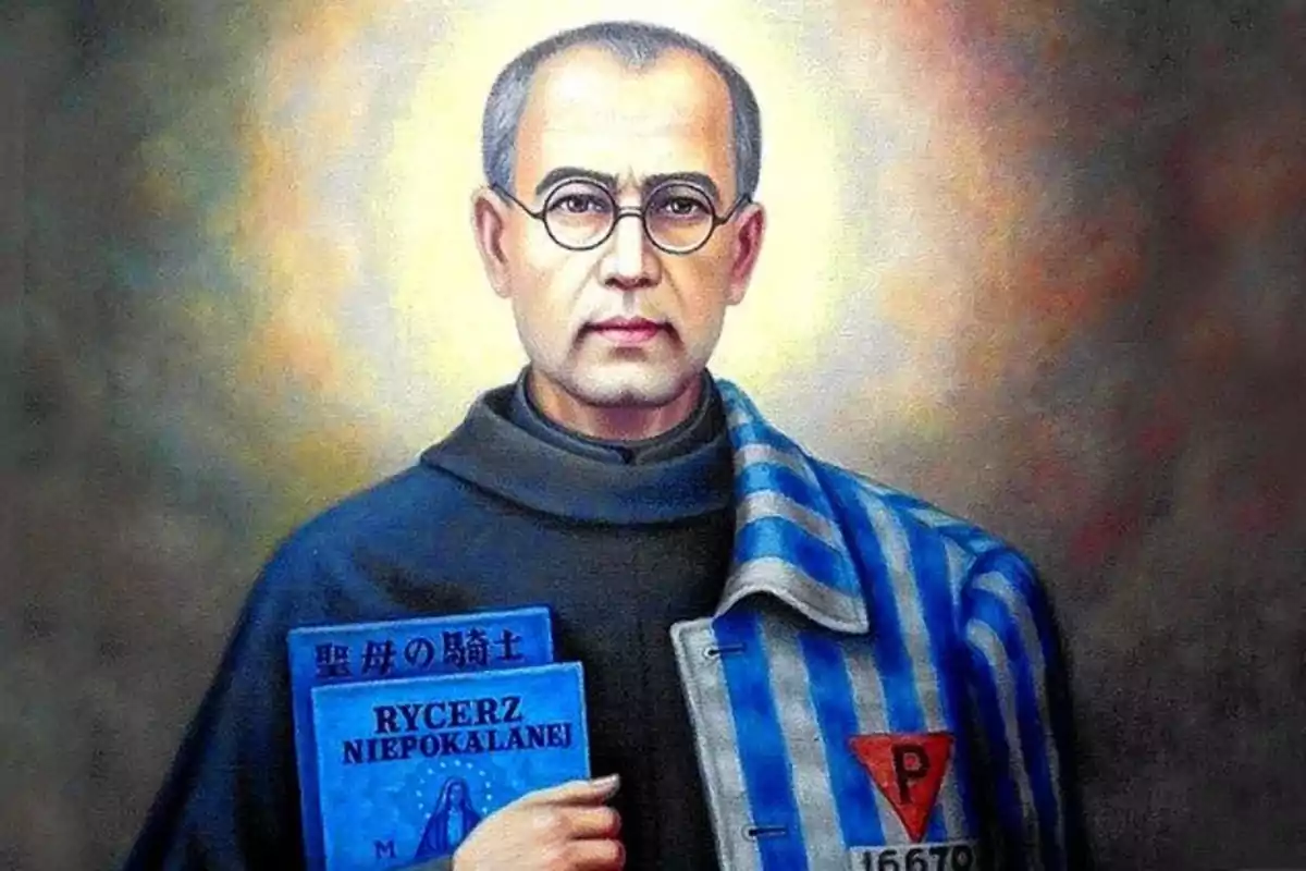 Retrat d’un home amb ulleres i aurèola, vestit amb hàbit religiós i una jaqueta de presoner de ratlles blaves, sostenint un llibre blau