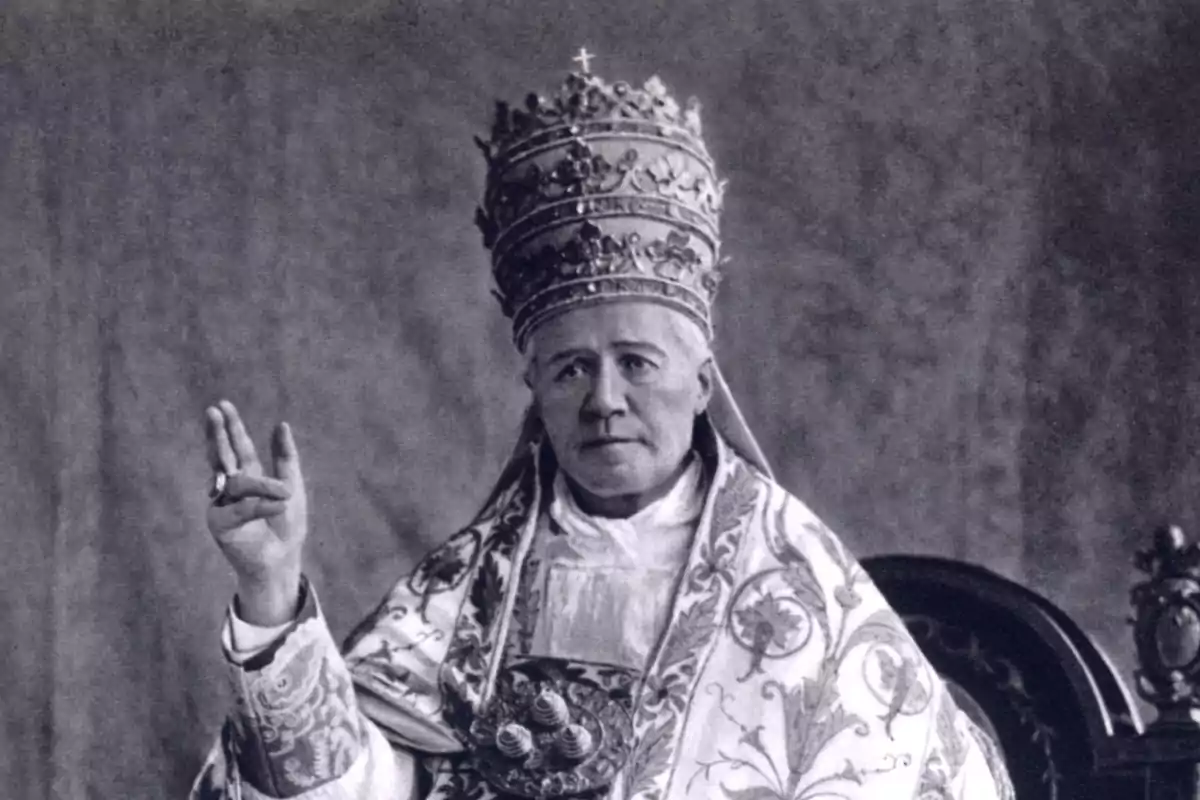 Home gran amb vestimenta papal i una tiara ornamentada aixecant la mà en senyal de benedicció