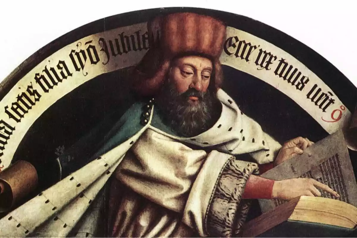 Home amb barba i gorra marró llegint un llibre antic amb un pergamí enrotllat i un fons de text en lletres gòtiques