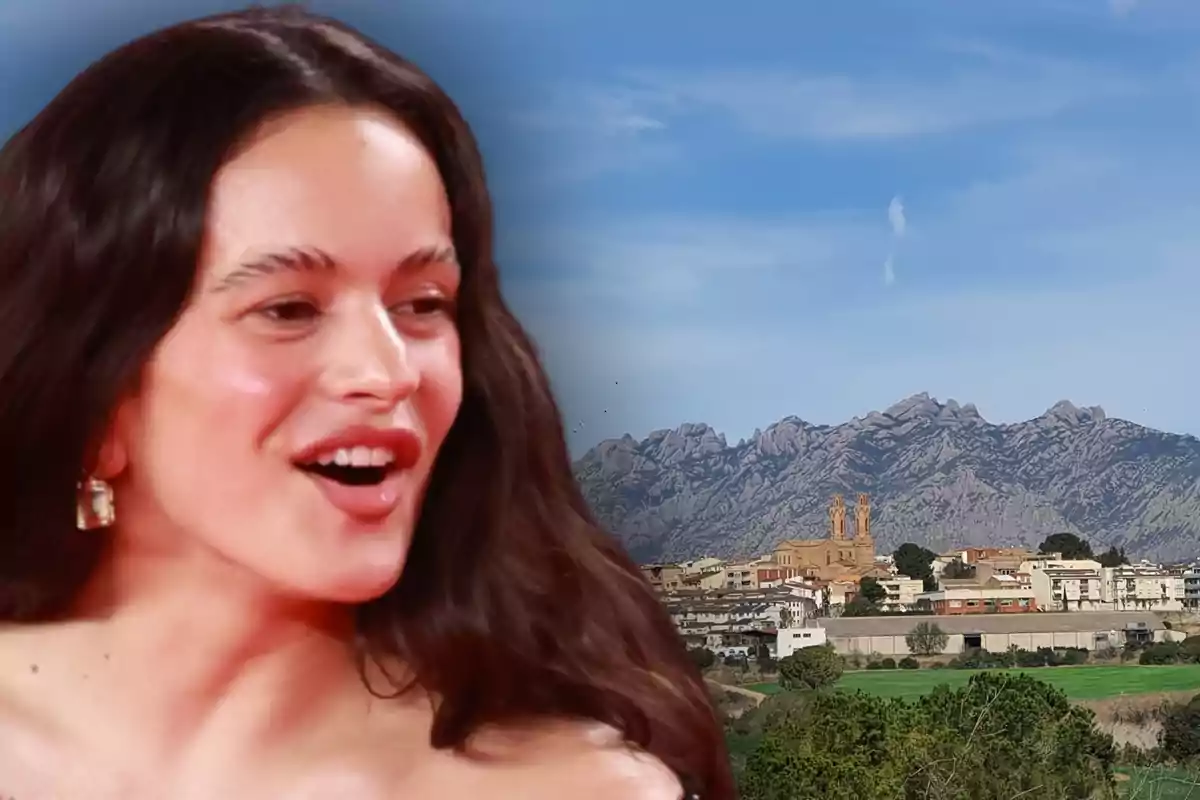 Mujer sonriente en primer plano con un paisaje de un pueblo y montañas al fondo bajo un cielo azul