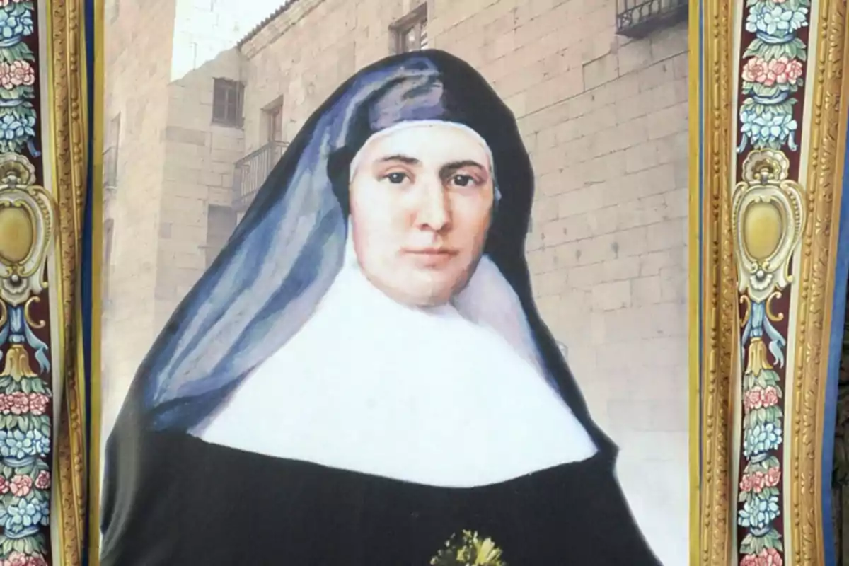 Retrato de una monja con hábito blanco y negro enmarcado con un marco decorativo de flores y detalles dorados Retrato de una monja con hábito blanco y negro enmarcado con un marco decorativo de flores y detalles dorados