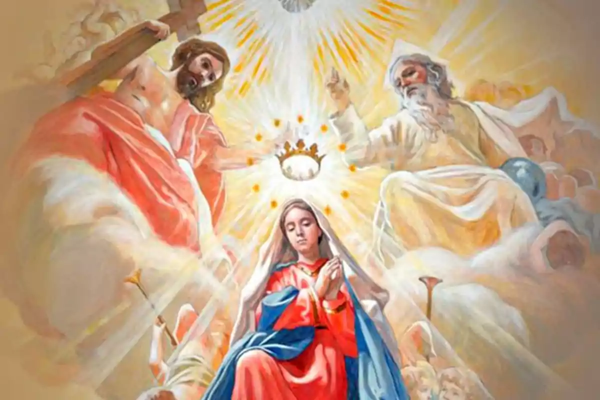 Pintura religiosa que muestra a una mujer con manto azul y rojo siendo coronada por dos figuras masculinas rodeadas de luz y ángeles