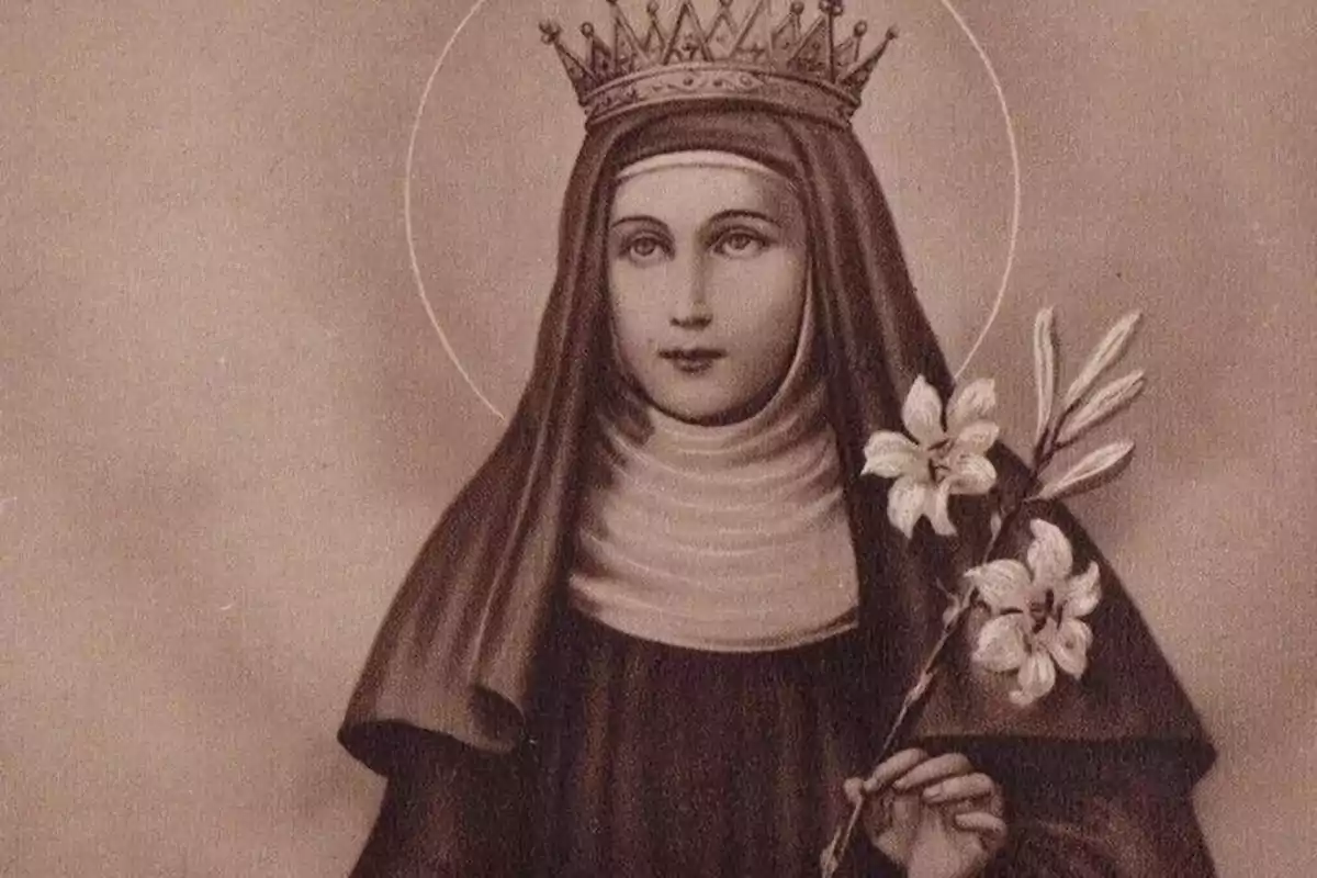 Imatge en tons sèpia d’una dona amb corona i halo vestida amb hàbit religiós sostenint un ram de lliris blancs Imatge en tons sèpia d’una dona amb corona i halo vestida amb hàbit religiós sostenint un ram de lliris blancs