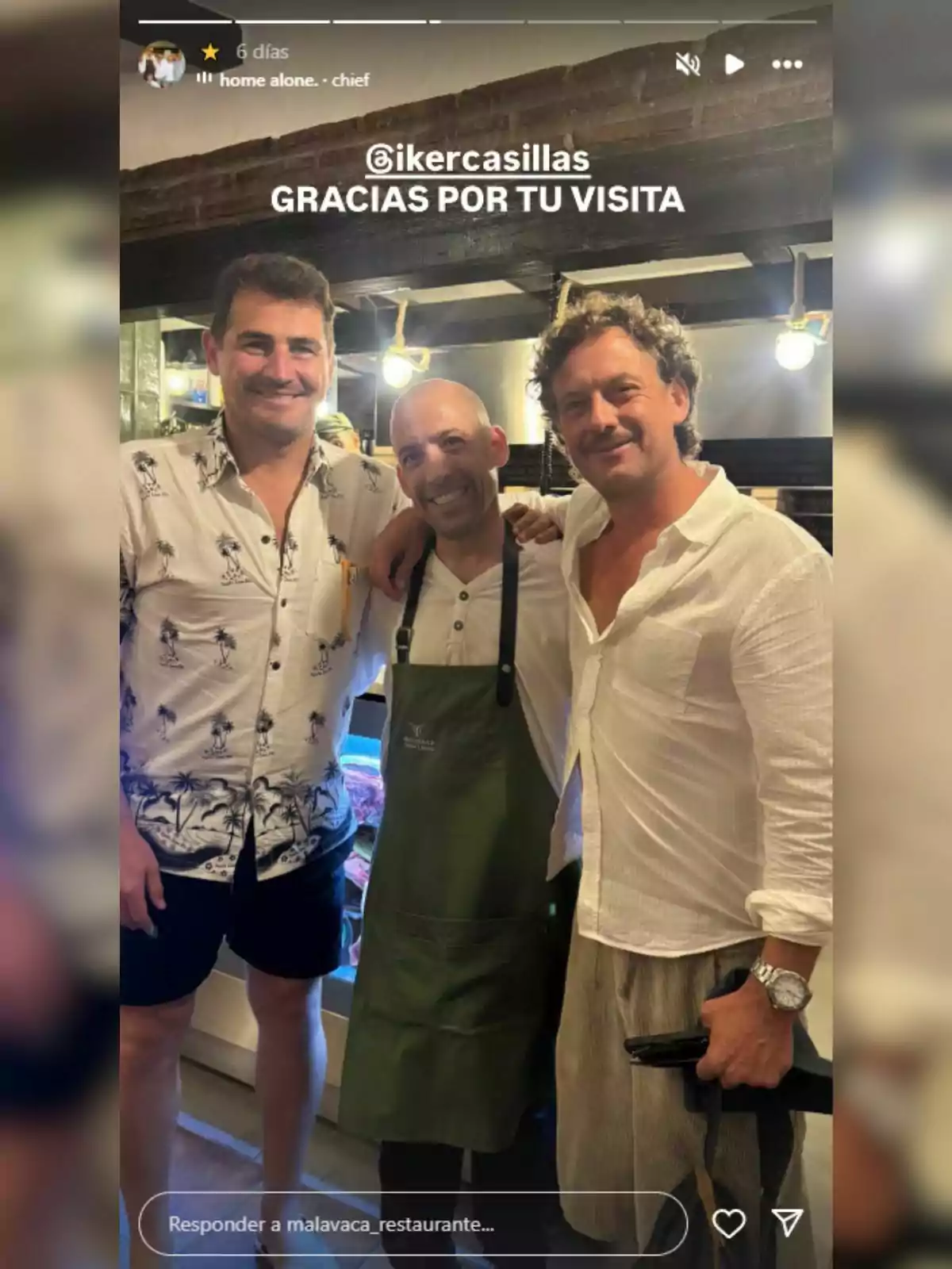 Íker Casillas i dos homes més somriuen i posen junts a l’interior d’un restaurant, un d’ells porta un davantal verd i els altres dos camises clares i pantalons curts. Íker Casillas i dos homes més somriuen i posen junts a l’interior d’un restaurant, un d’ells porta un davantal verd i els altres dos camises clares i pantalons curts.