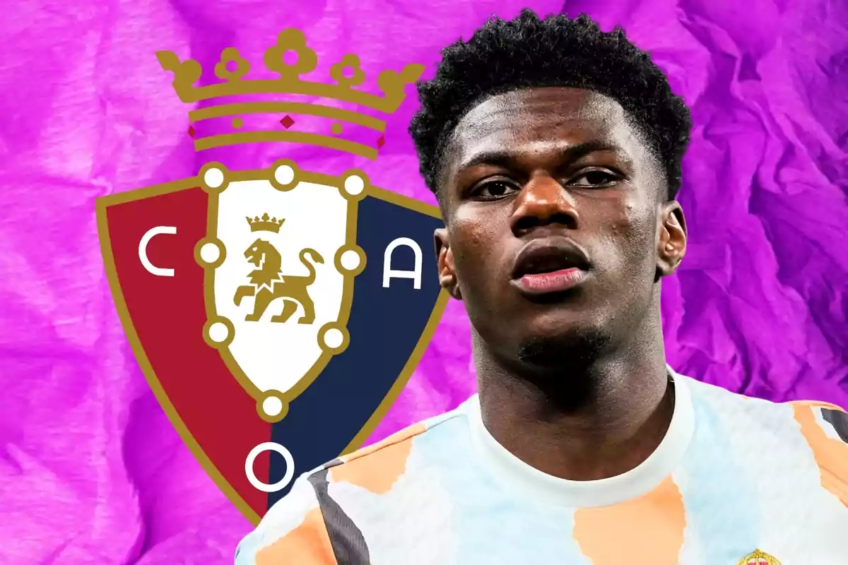 Futbolista con camiseta clara frente al escudo del Club Atlético Osasuna sobre un fondo morado