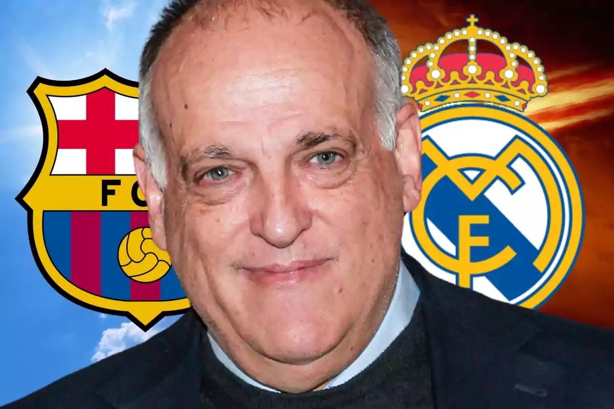 Hombre de cabello corto y canoso en primer plano con los escudos del FC Barcelona y Real Madrid al fondo