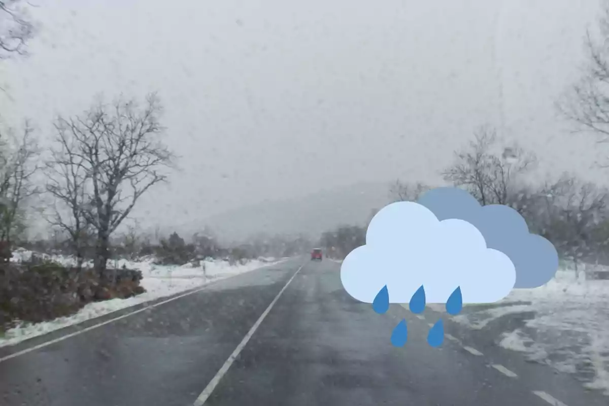 Carretera mullada amb neu als costats i un dibuix de núvol amb gotes de pluja en primer pla