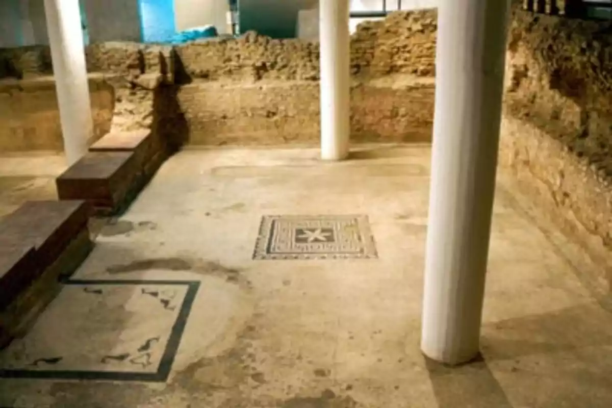 Restes arqueològiques d’un antic edifici amb columnes blanques i mosaics al terra Restes arqueològiques d’un antic edifici amb columnes blanques i mosaics al terra