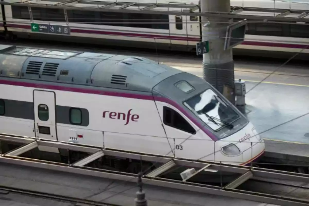 Tren de alta velocidad de la compañía Renfe estacionado en una plataforma de una estación ferroviaria moderna. Tren de alta velocidad de la compañía Renfe estacionado en una plataforma de una estación ferroviaria moderna.