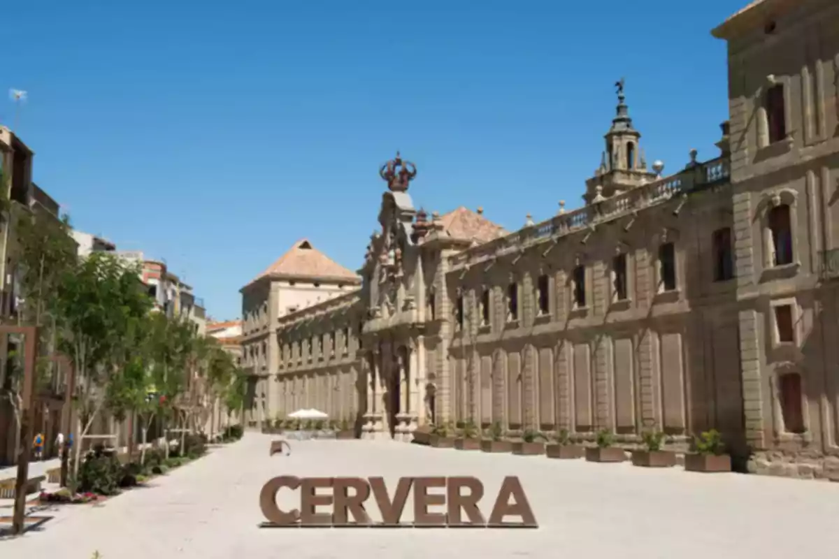 Plaza amplia con letras grandes que forman la palabra Cervera y un edificio histórico de piedra al fondo bajo un cielo despejado Plaza amplia con letras grandes que forman la palabra Cervera y un edificio histórico de piedra al fondo bajo un cielo despejado
