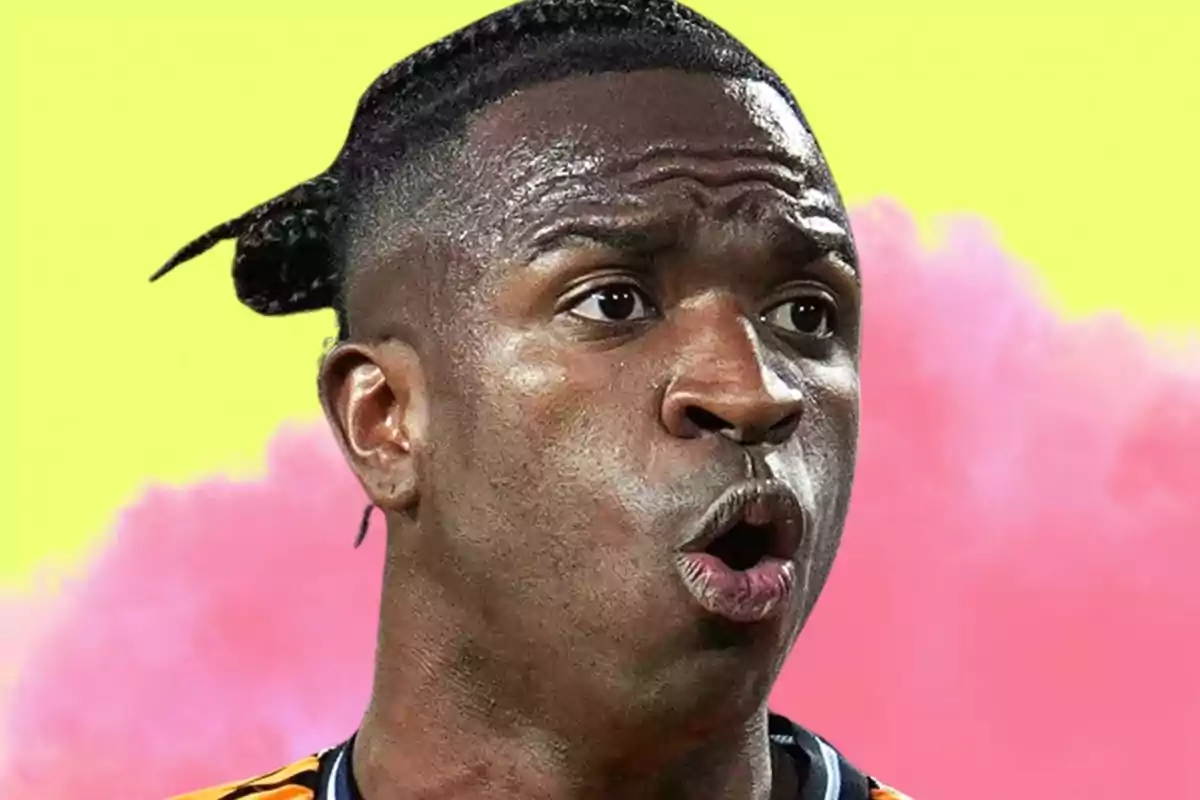 Primer pla d’un futbolista amb expressió de sorpresa sobre un fons groc i rosa difuminat