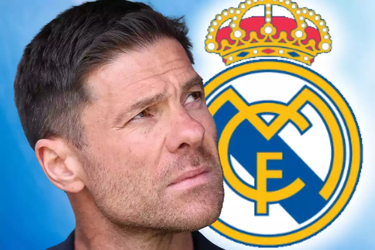 Hombre de cabello corto mirando hacia arriba con el escudo del Real Madrid de fondo