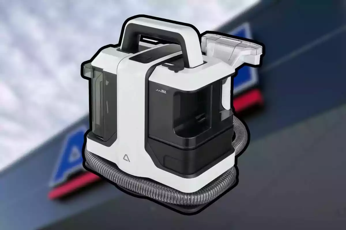 Aspiradora portàtil de color blanc i negre amb mànega flexible i nansa gran sobre un fons desenfocat.