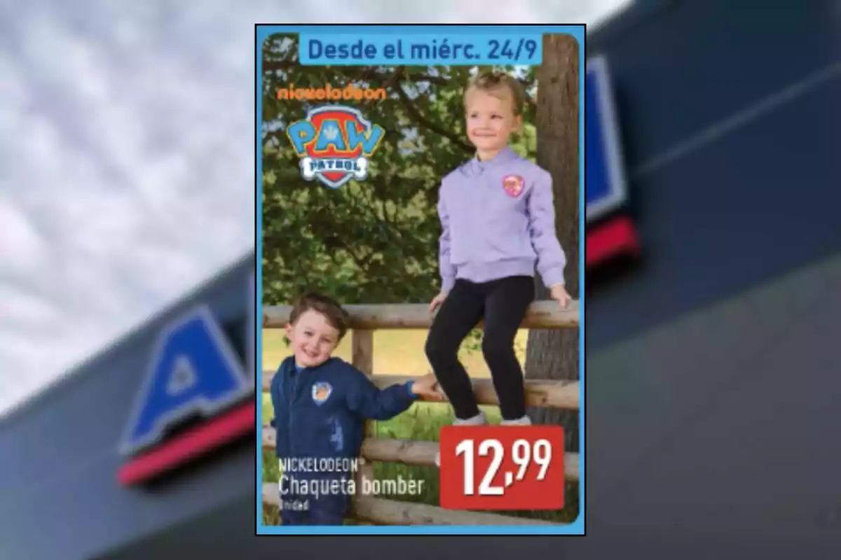Publicidad de chaquetas bomber de Paw Patrol para niños con dos pequeños modelando las prendas y el precio de 12,99 euros disponible desde el miércoles 24 de septiembre