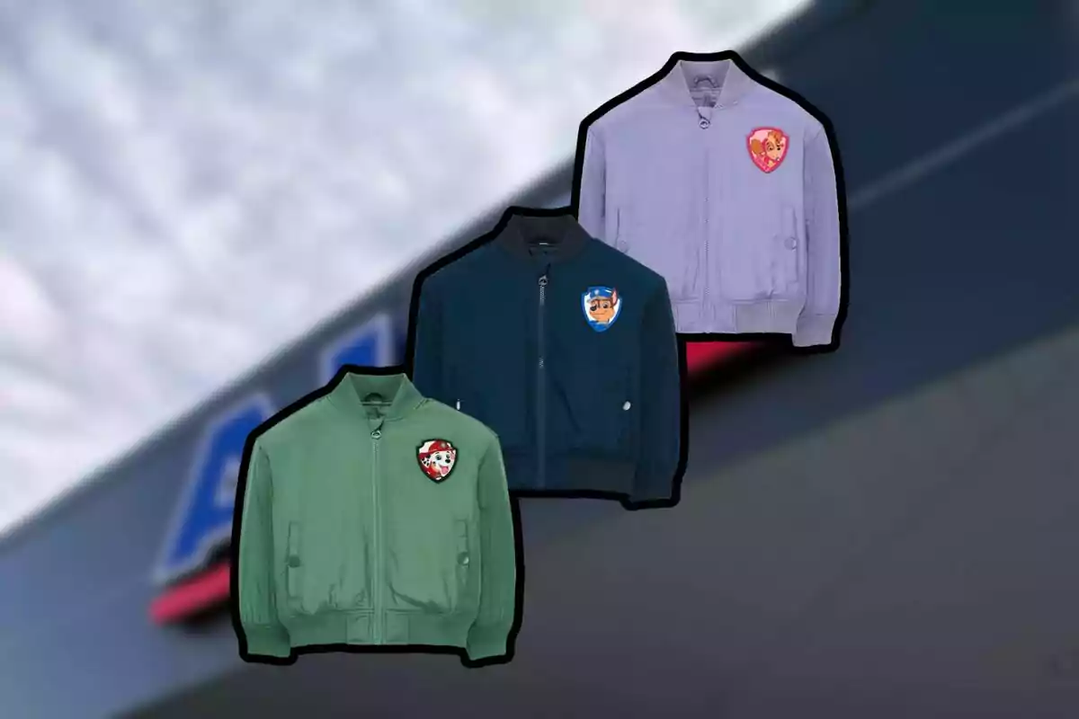 Tres chamarras infantiles de diferentes colores con parches de personajes animados al frente sobre un fondo desenfocado.