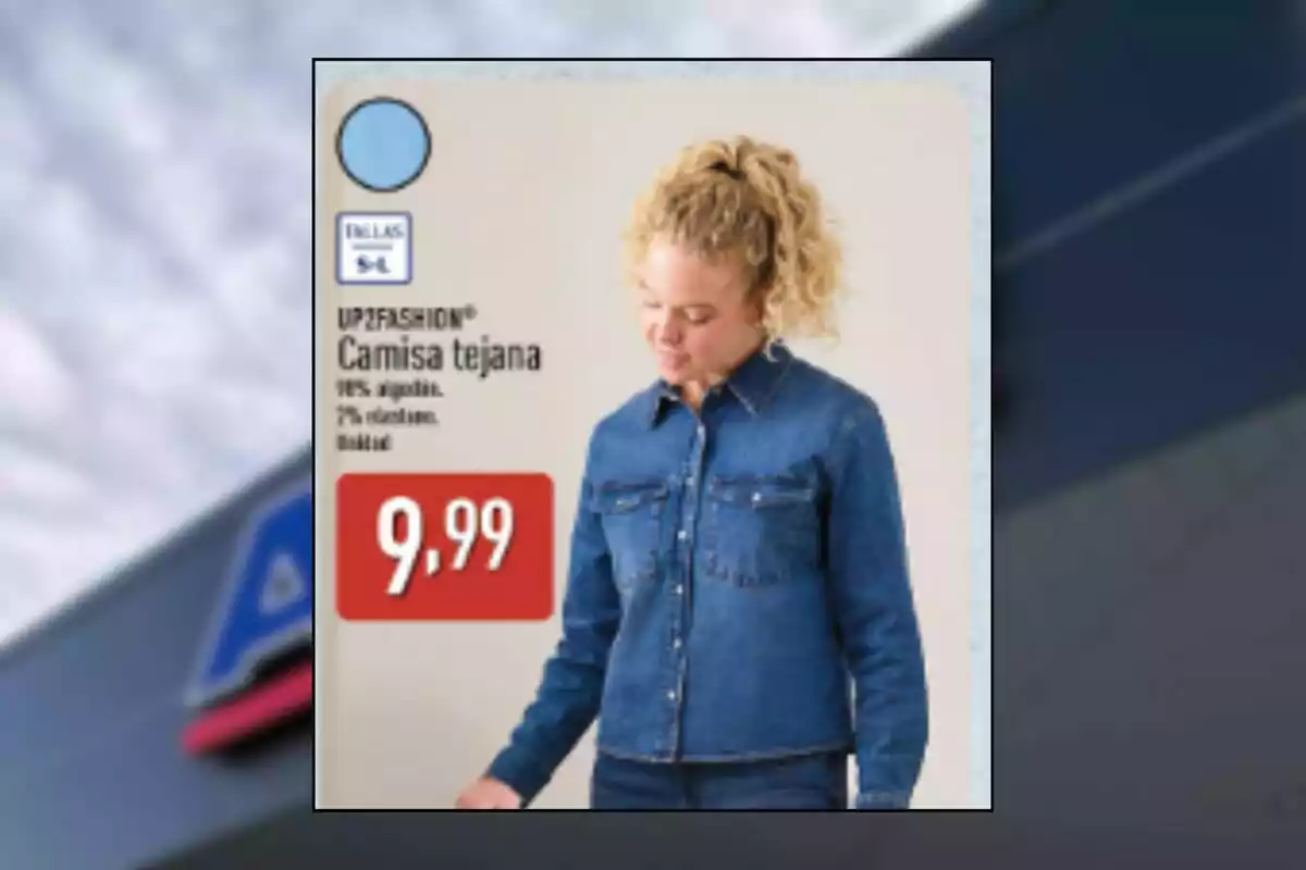 Dona rossa amb cua portant una camisa texana blava de màniga llarga amb butxaques frontals, al costat d’un rètol que indica un preu de 9,99. Dona rossa amb cua portant una camisa texana blava de màniga llarga amb butxaques frontals, al costat d’un rètol que indica un preu de 9,99.