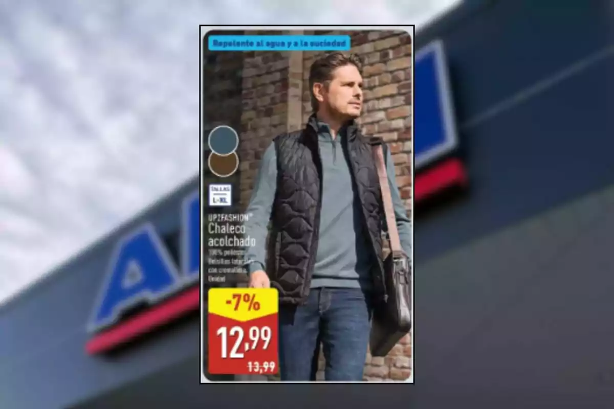 Home amb armilla encoixinada negra, camisa blava i bossa d’espatlla davant d’una paret de maó amb oferta de descompte del 7 per cent i preu de 12,99 euros