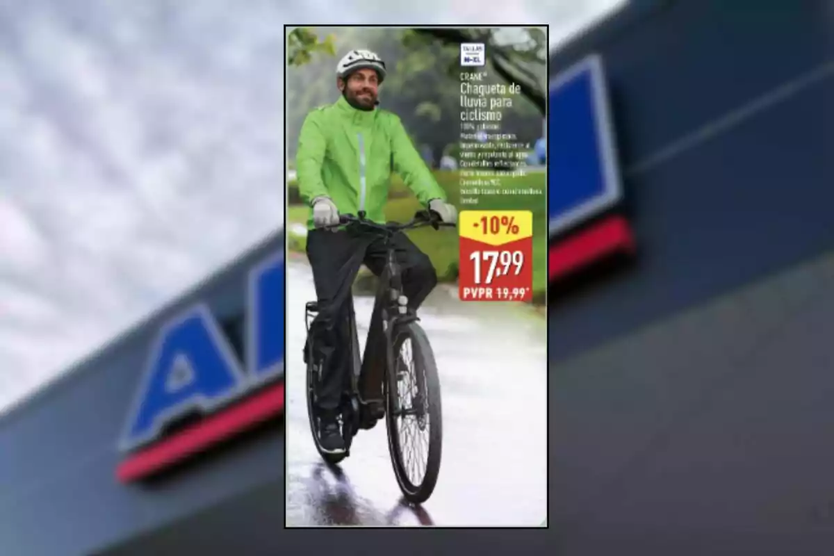 Hombre con casco y chaqueta verde montando una bicicleta en un camino mojado mientras se anuncia una chaqueta de lluvia para ciclismo con descuento del 10% y precio de 17,99 euros Hombre con casco y chaqueta verde montando una bicicleta en un camino mojado mientras se anuncia una chaqueta de lluvia para ciclismo con descuento del 10% y precio de 17,99 euros