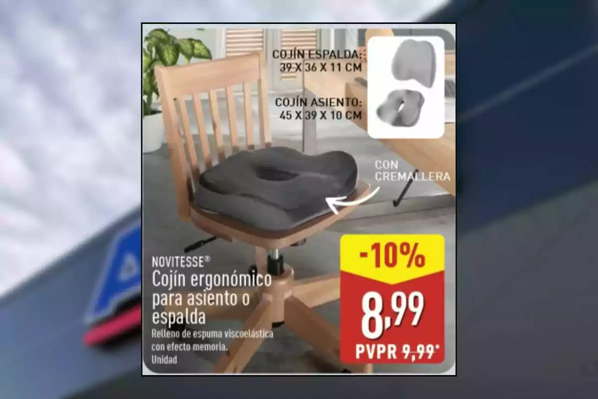 Coixí ergonòmic gris per a seient o respatller col·locat sobre una cadira de fusta amb un descompte del 10 per cent i un preu de 8,99 euros Coixí ergonòmic gris per a seient o respatller col·locat sobre una cadira de fusta amb un descompte del 10 per cent i un preu de 8,99 euros