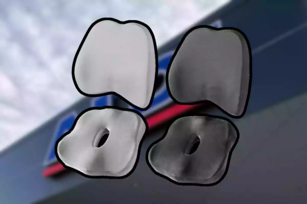 Quatre coixins ortopèdics de diferents colors i formes sobre un fons desenfocat Quatre coixins ortopèdics de diferents colors i formes sobre un fons desenfocat