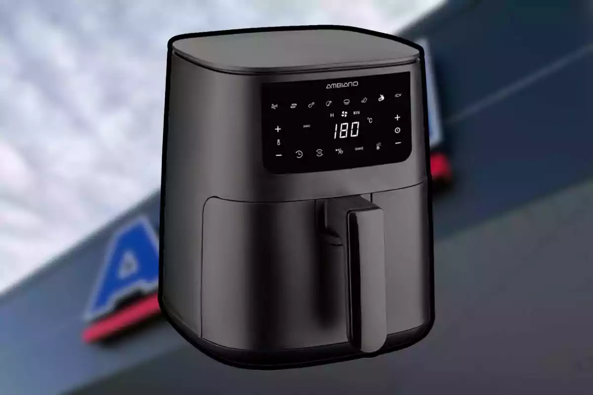 Freidora de aire negra con pantalla digital y controles táctiles frente a un fondo desenfocado de una tienda Freidora de aire negra con pantalla digital y controles táctiles frente a un fondo desenfocado de una tienda