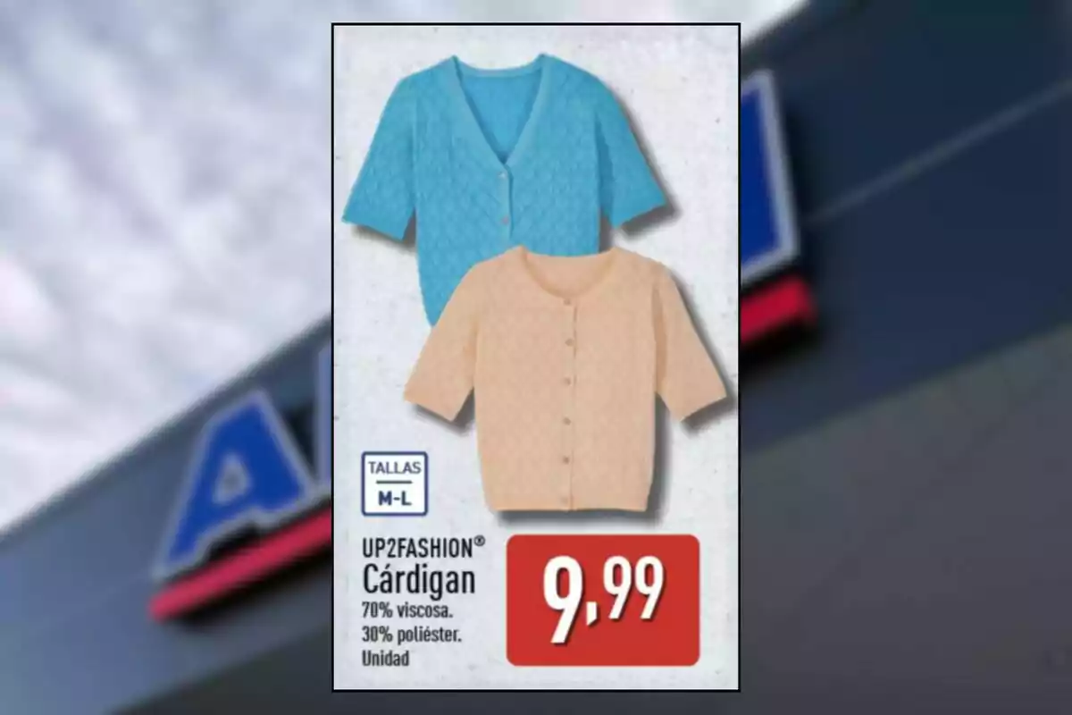 Dos cárdigans de manga corta en colores azul y beige con diseño de rombos, disponibles en tallas M y L, precio de 9,99 euros Dos cárdigans de manga corta en colores azul y beige con diseño de rombos, disponibles en tallas M y L, precio de 9,99 euros