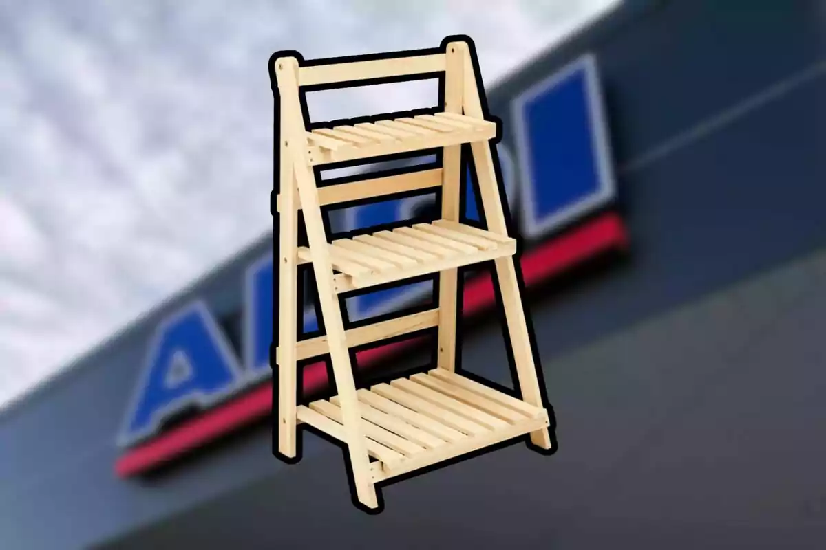 Estante de madera de tres niveles con fondo desenfocado de una tienda