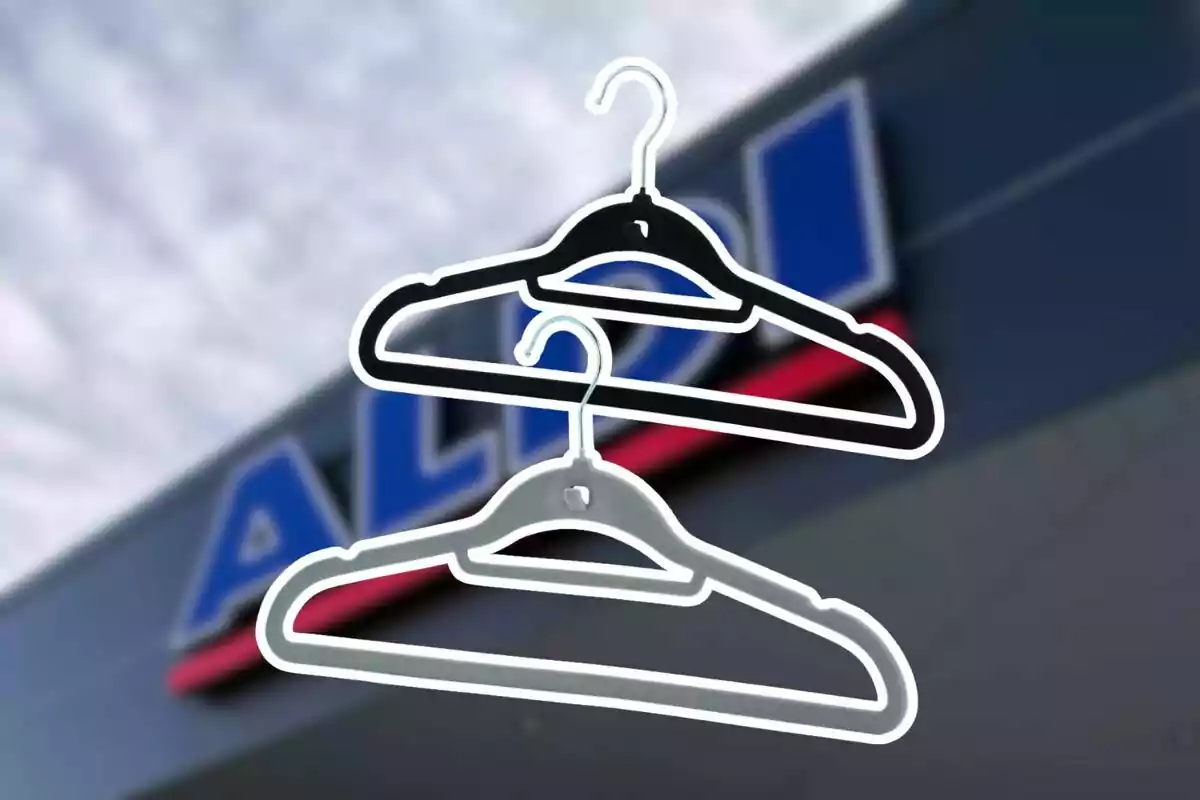 Dos penjolls de roba superposats davant d’un rètol borros d’una botiga Aldi