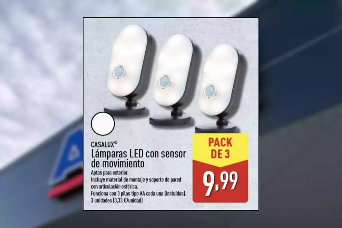 Tres lámparas LED blancas con sensor de movimiento sobre bases negras, oferta de paquete de tres unidades por 9,99 euros Tres lámparas LED blancas con sensor de movimiento sobre bases negras, oferta de paquete de tres unidades por 9,99 euros