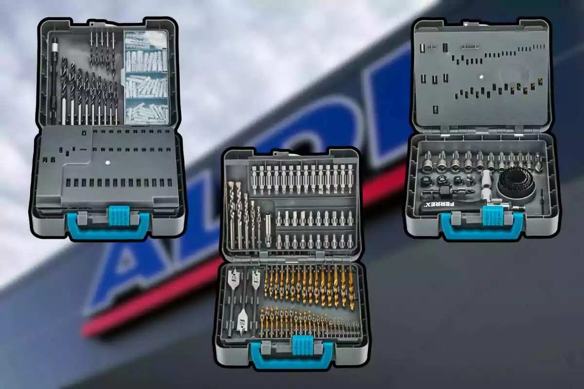 Tres estuches de herramientas con brocas y puntas de diferentes tamaños y tipos sobre un fondo desenfocado