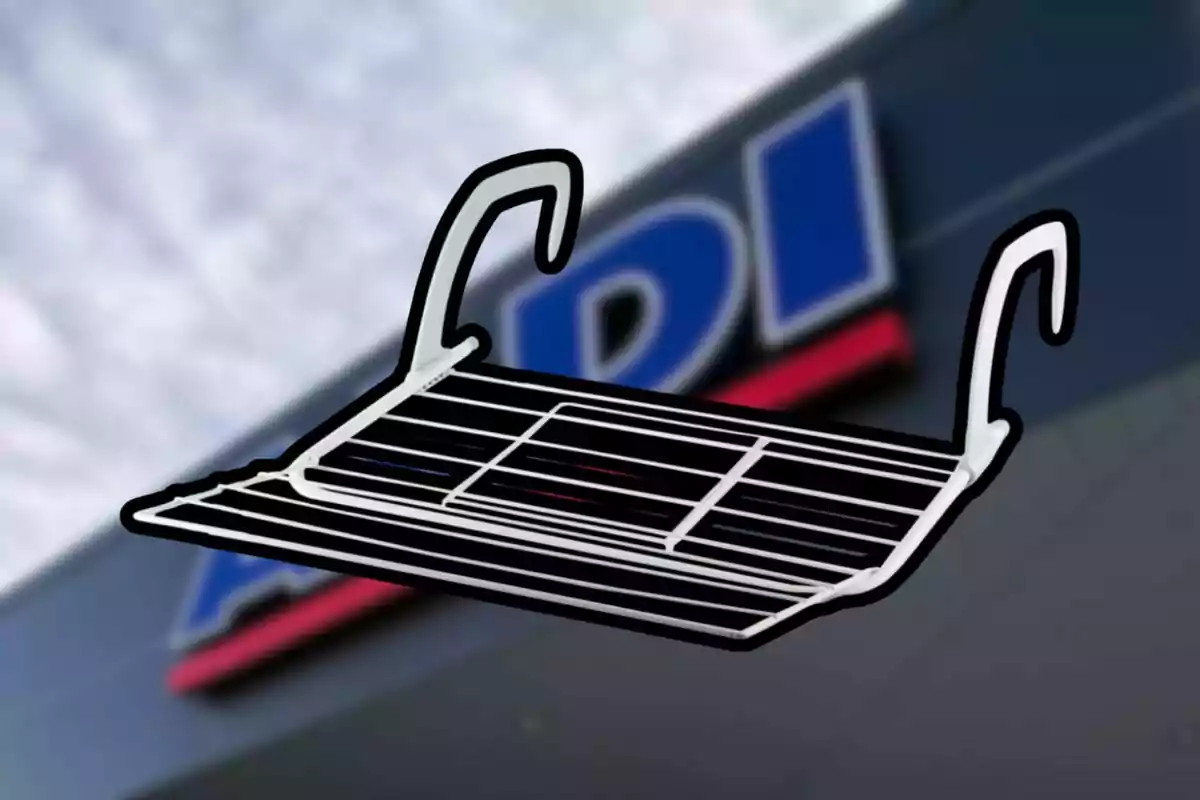 Estant metàl·lic amb ganxos dibuixat sobre un fons borros d’una botiga Aldi