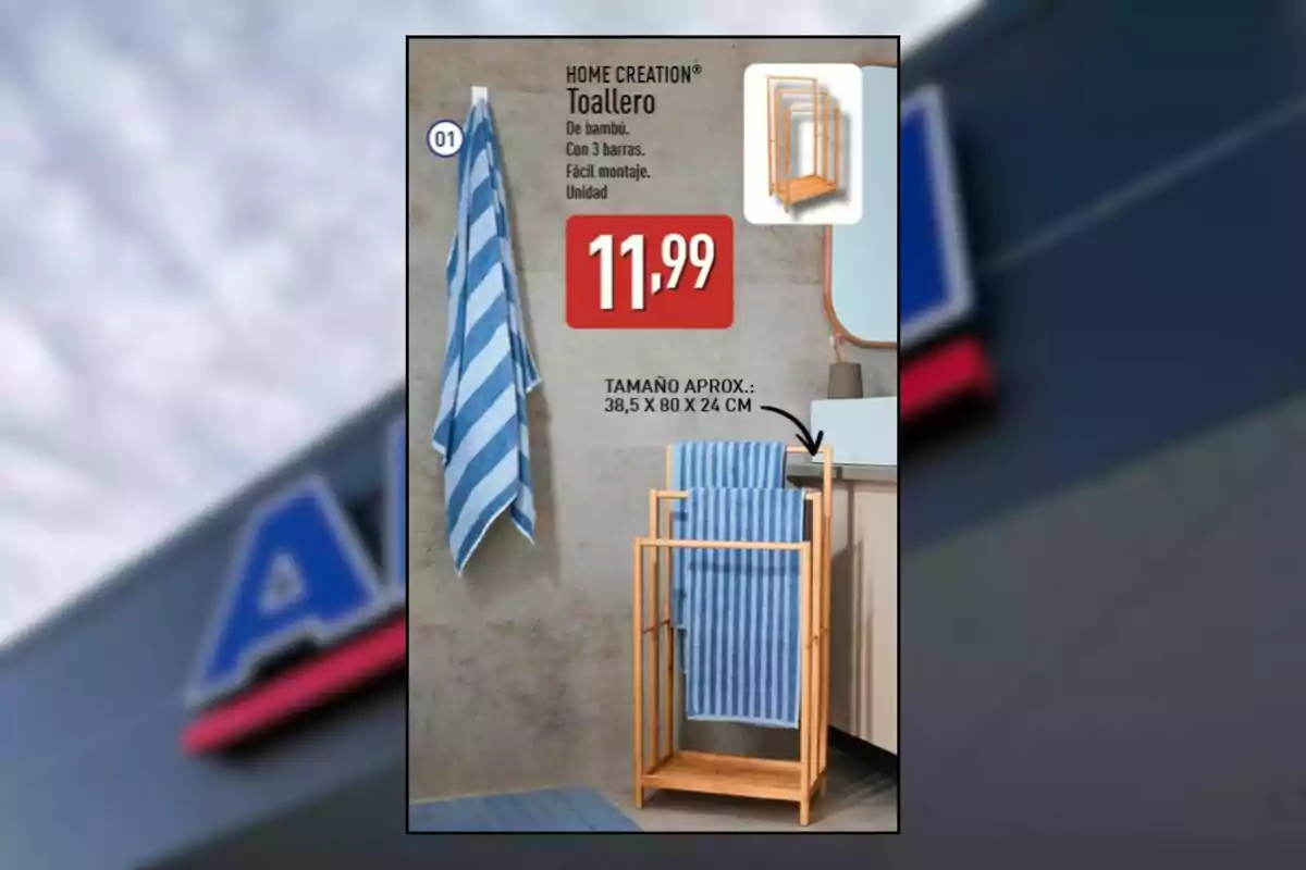Toallero de bambú con tres barras para baño, color madera, con toallas azules y blancas, precio de 11,99 euros y medidas aproximadas de 38,5 x 80 x 24 cm