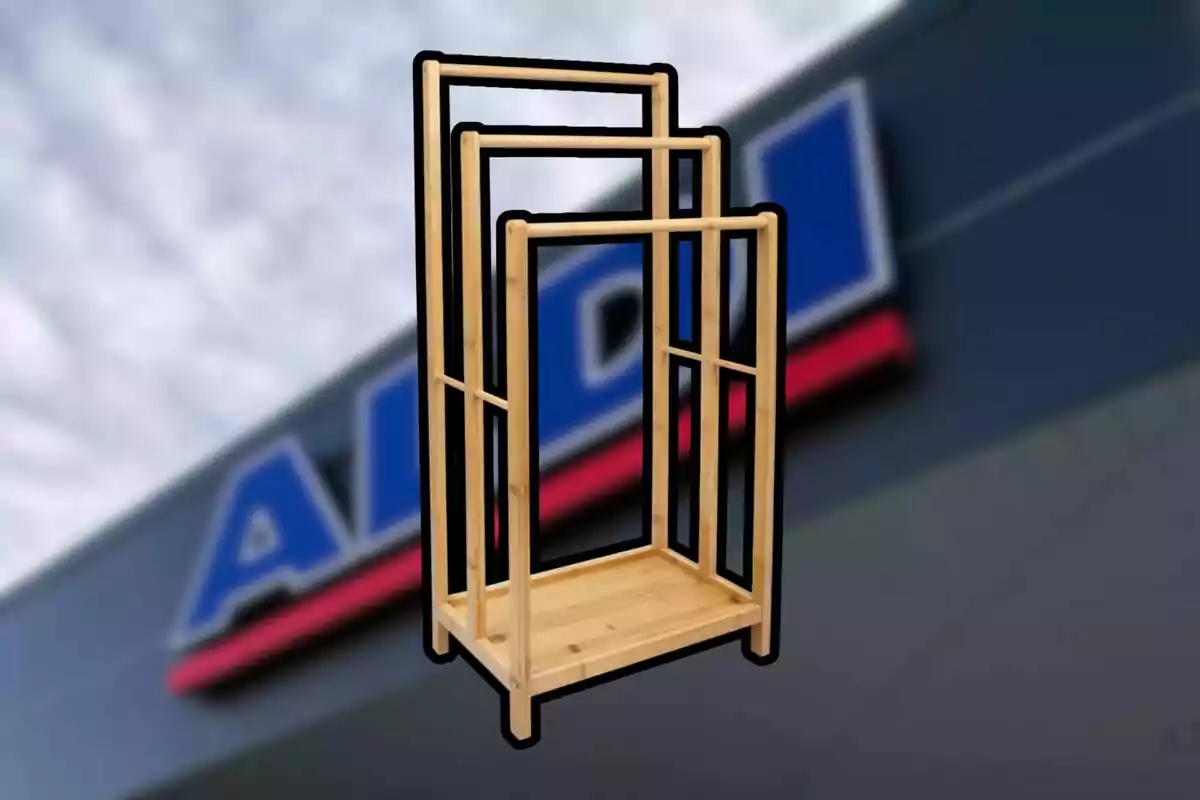 Mueble de madera tipo estante con estructura rectangular al frente de una tienda con letrero borroso.