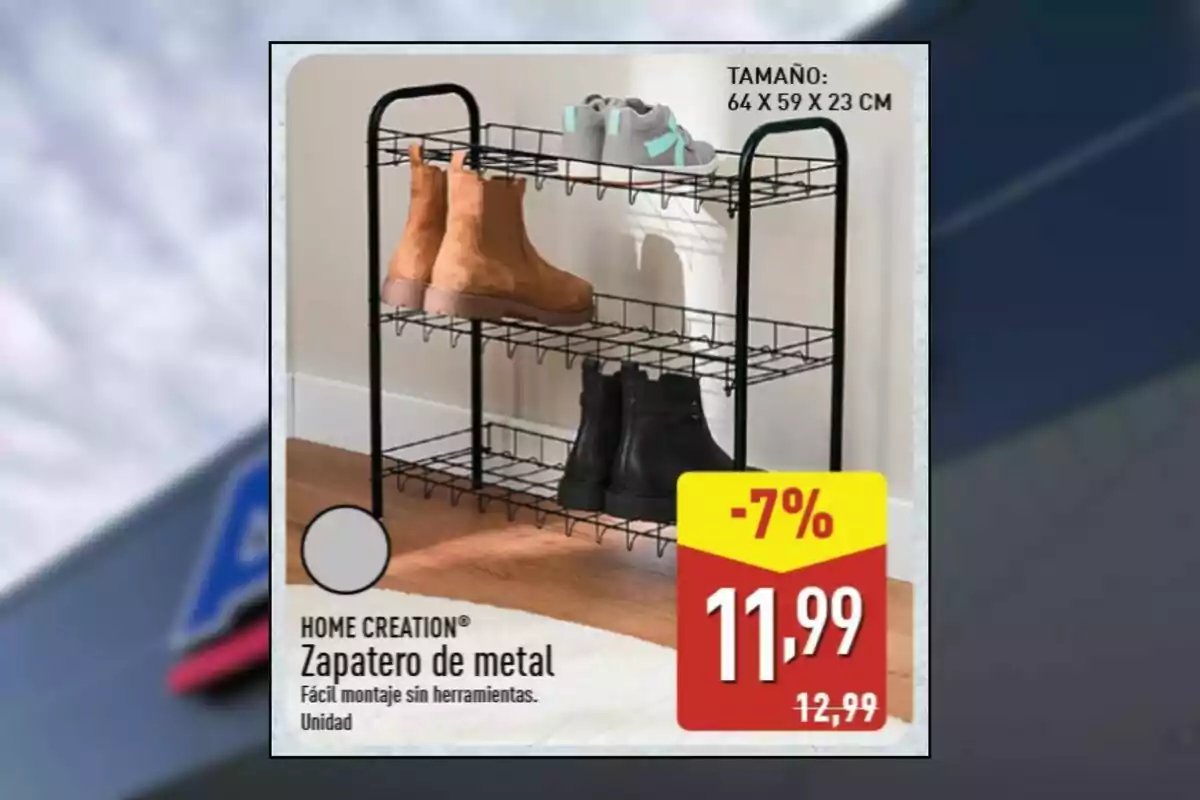 Zapatero de metal negro de tres niveles con botas y tenis exhibidos, oferta de 11,99 euros con descuento del 7%