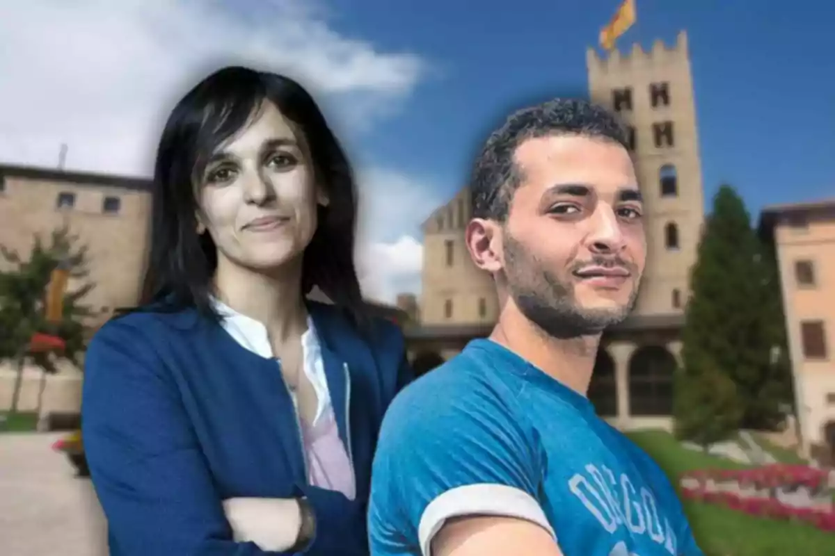 Dos personas posan frente a un edificio antiguo con una torre y una bandera en la parte superior, en un entorno al aire libre y soleado.