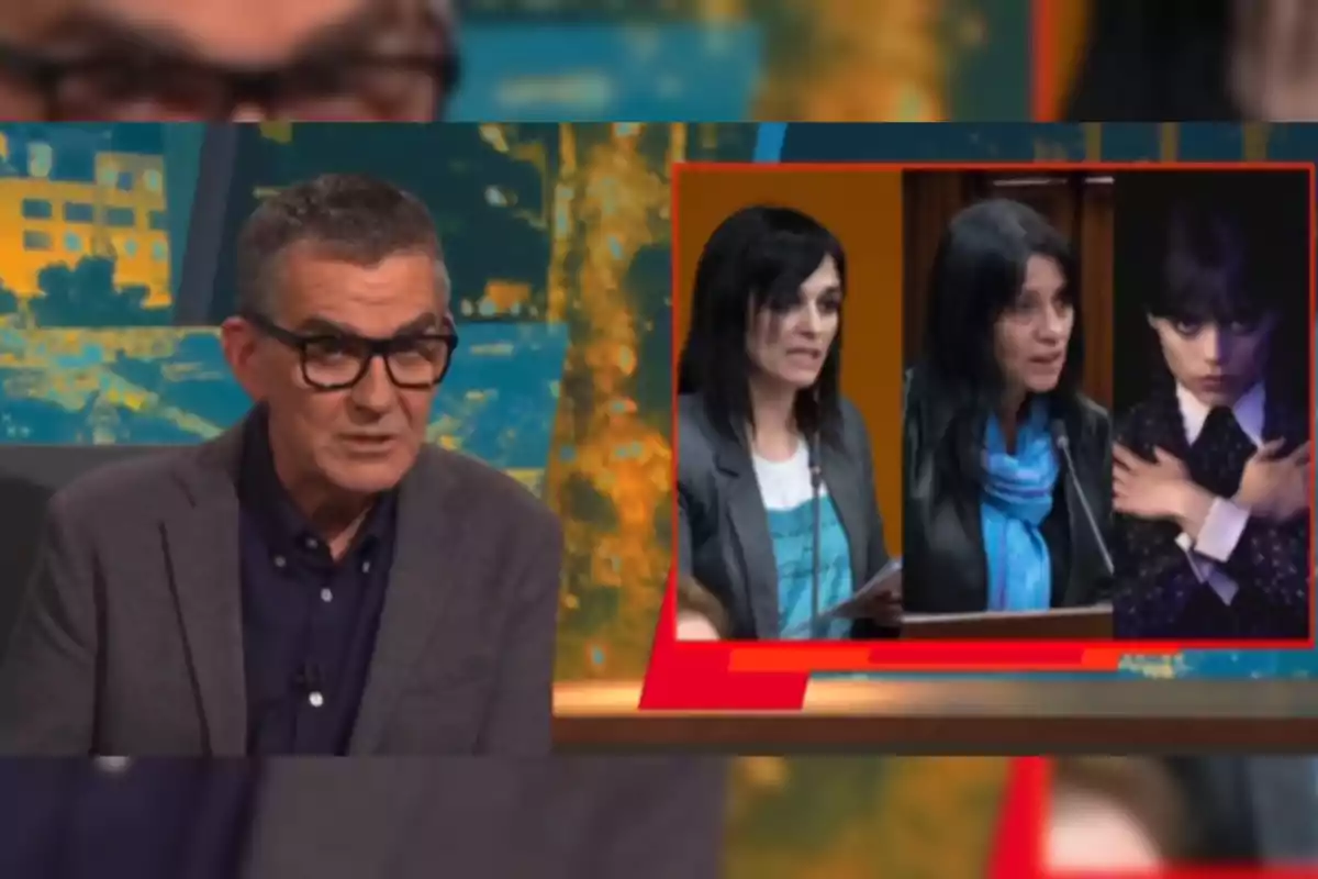 Un presentador de televisió amb ulleres i jaqueta grisa està parlant en un estudi; al seu costat apareix un requadre amb imatges de dues dones parlant i una noia amb expressió seriosa i els braços creuats sobre el pit.