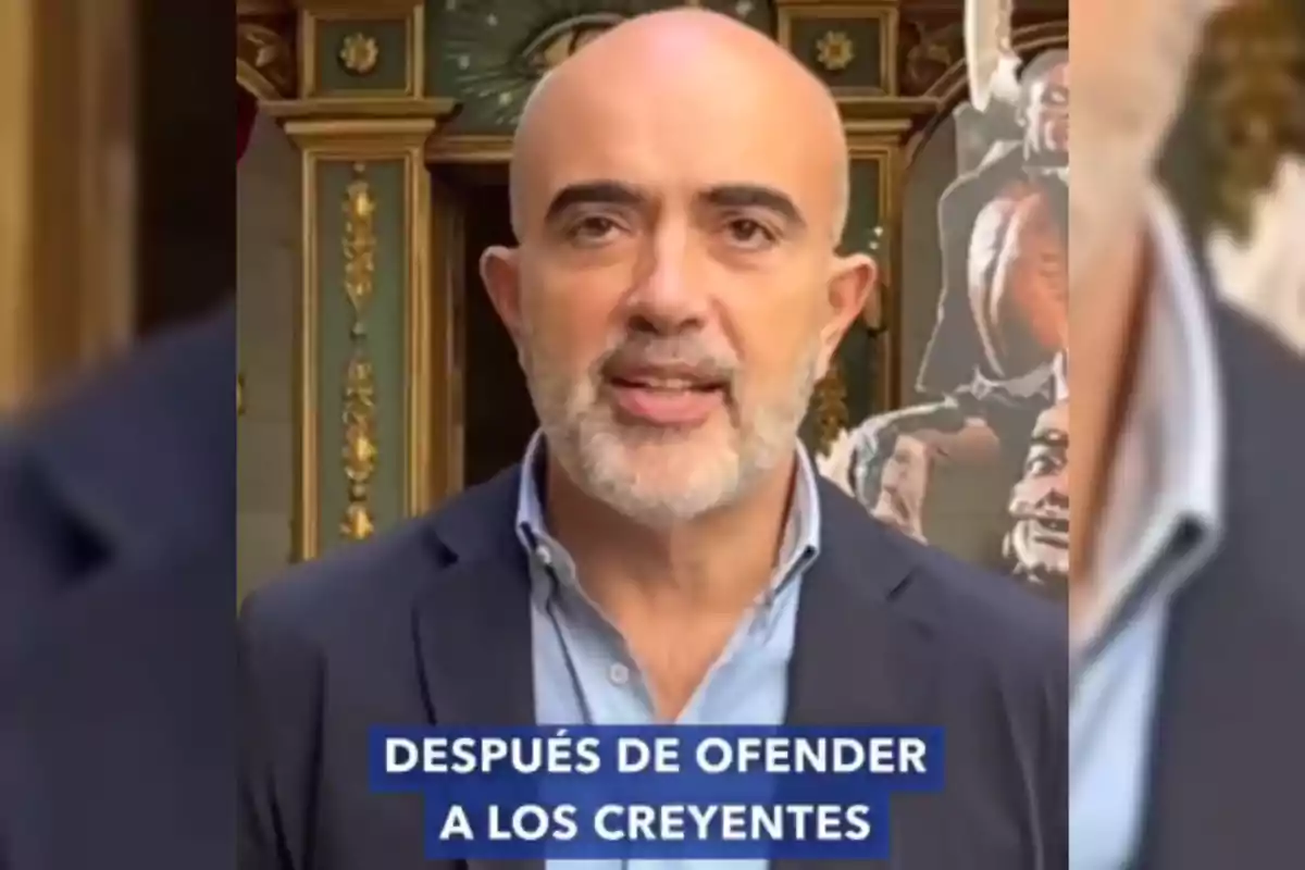 Hombre calvo con barba y saco azul hablando frente a una decoración dorada y verde, con un texto en la parte inferior que dice después de ofender a los creyentes