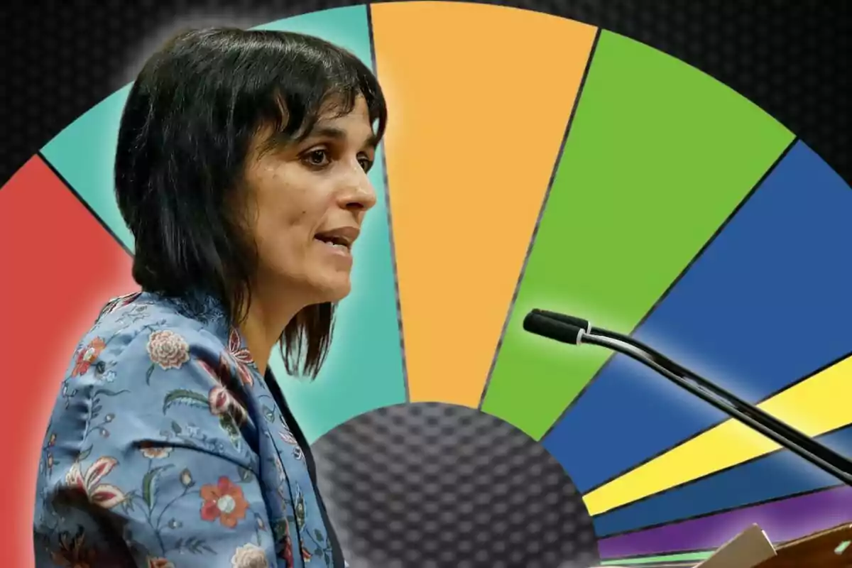 Dona de cabells foscos parlant davant d’un micròfon amb un fons de colors en forma de ventall