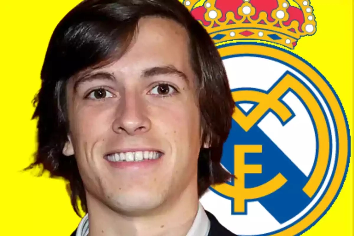 Smiling young man with brown hair in front of the Real Madrid crest on a yellow background