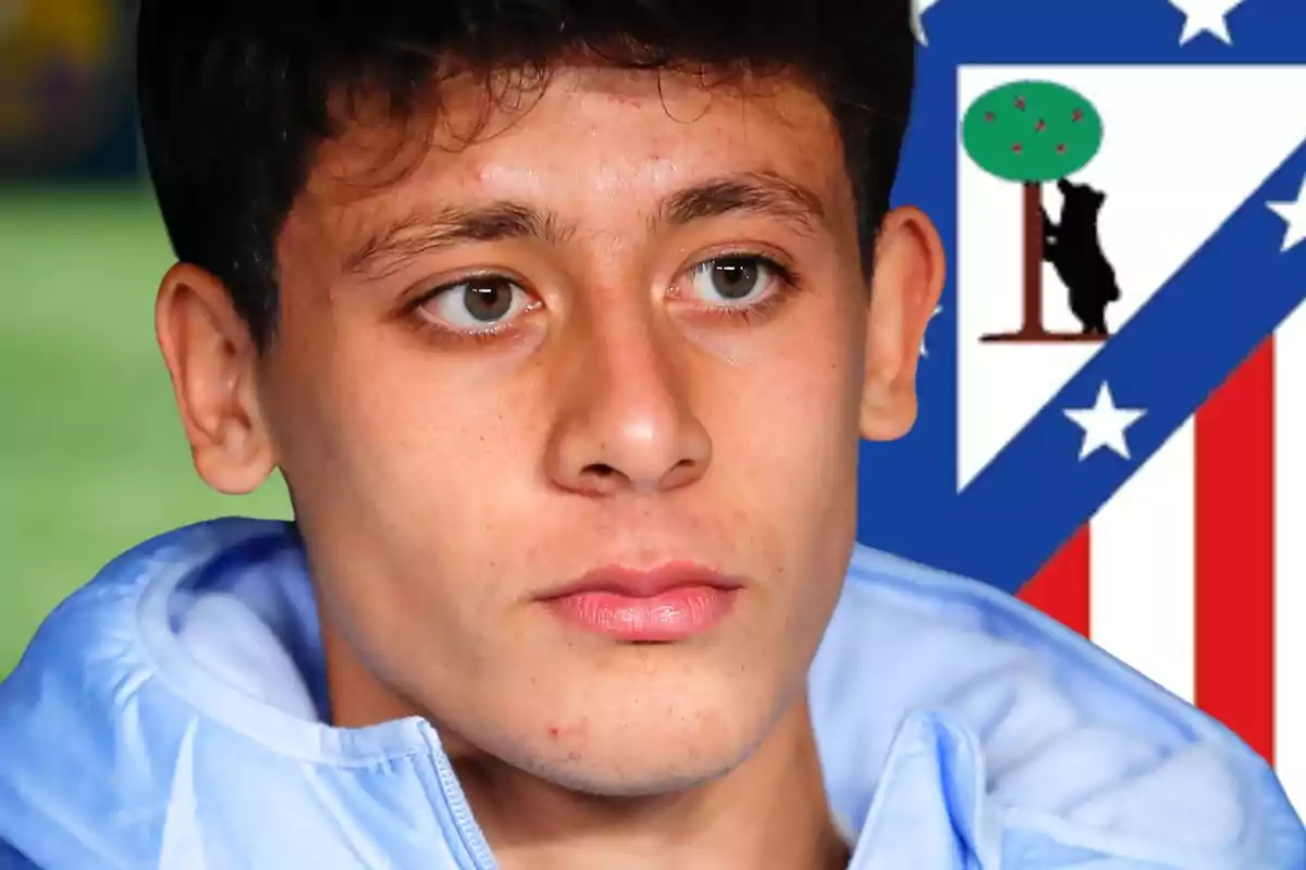 Jove amb jaqueta celeste i fons de l'escut de l'Atlètic de Madrid