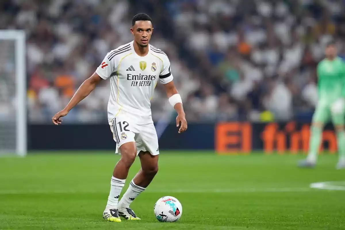 Real Madrid player controlling the ball during a match in a stadium full of fans Real Madrid player controlling the ball during a match in a stadium full of fans