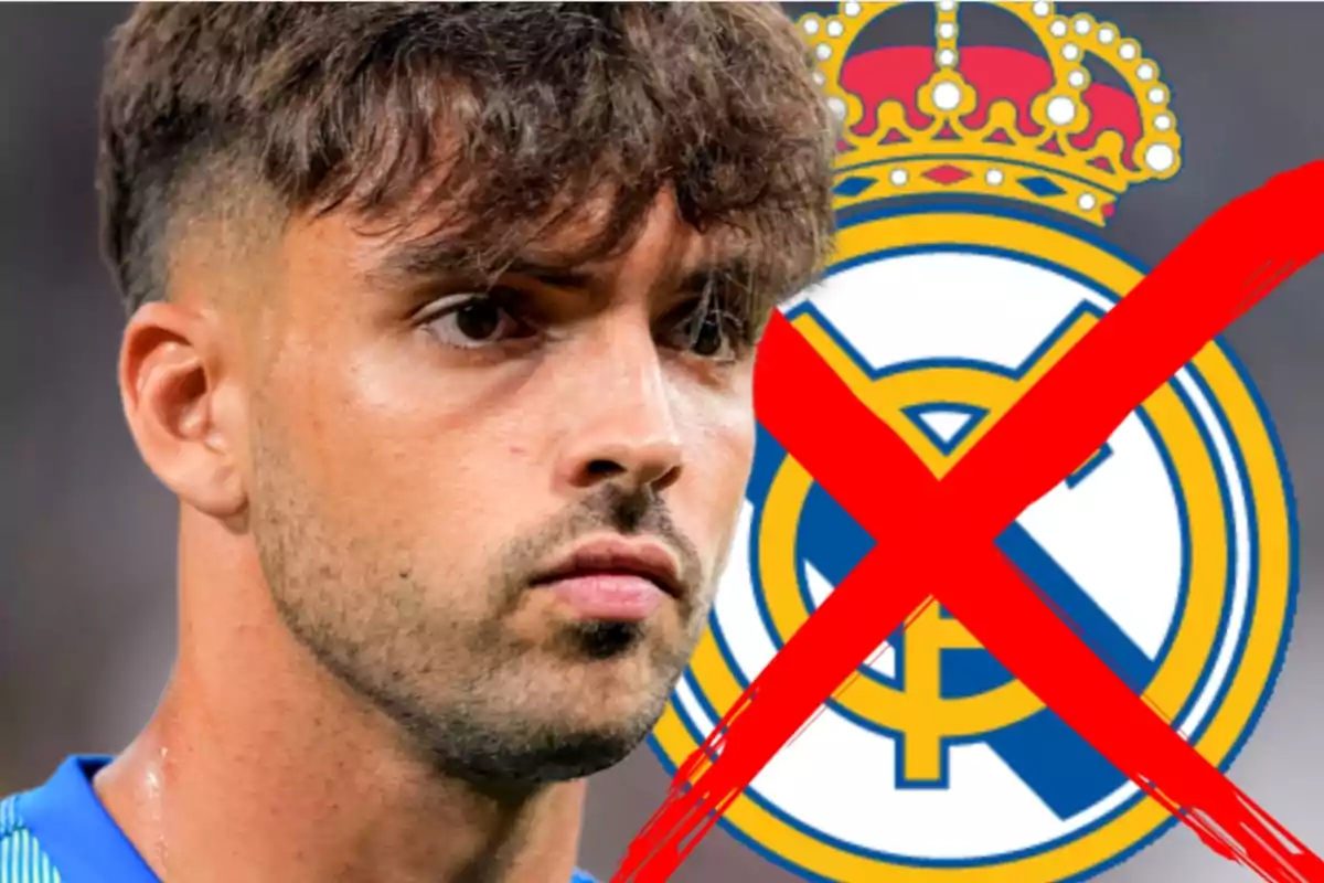 Un futbolista amb l’escut del Reial Madrid al fons ratllat amb una gran creu vermella.