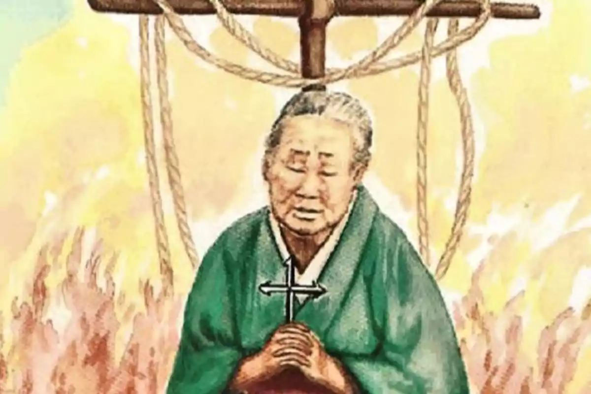 Dona gran amb expressió serena vestida amb roba tradicional verda sostenint un crucifix mentre està lligada a una creu envoltada de flames Dona gran amb expressió serena vestida amb roba tradicional verda sostenint un crucifix mentre està lligada a una creu envoltada de flames