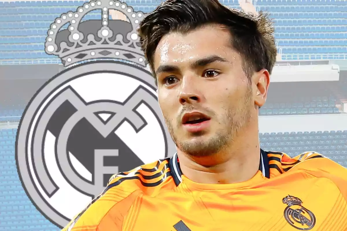 Futbolista amb uniforme taronja del Reial Madrid en un estadi amb l’escut del club de fons