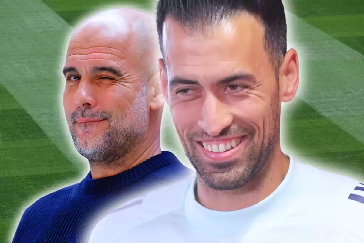 Dos homes somrients en primer pla amb un camp de futbol desenfocat de fons