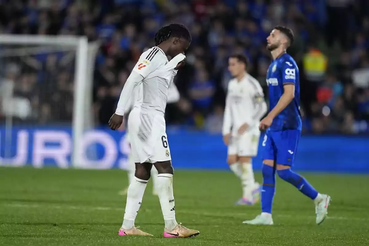 Futbolista del Reial Madrid amb gest de frustració durant un partit contra un equip amb uniforme blau