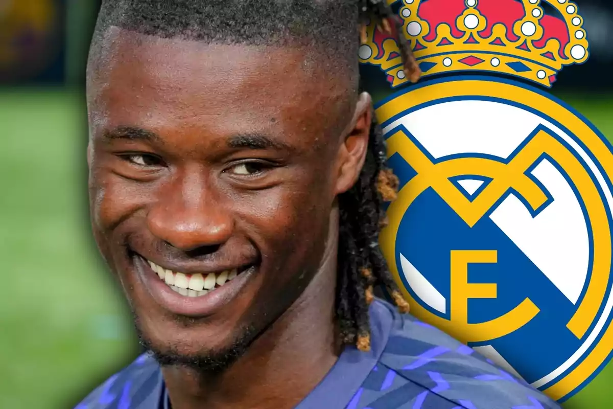 Jugador somrient amb l’escut del Reial Madrid de fons