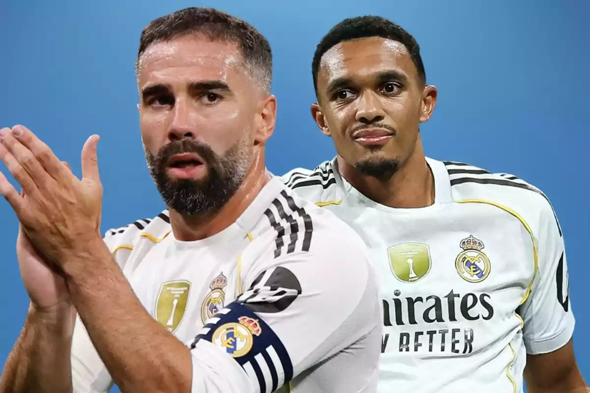 Dos futbolistes amb l’uniforme del Reial Madrid posen sobre un fons blau