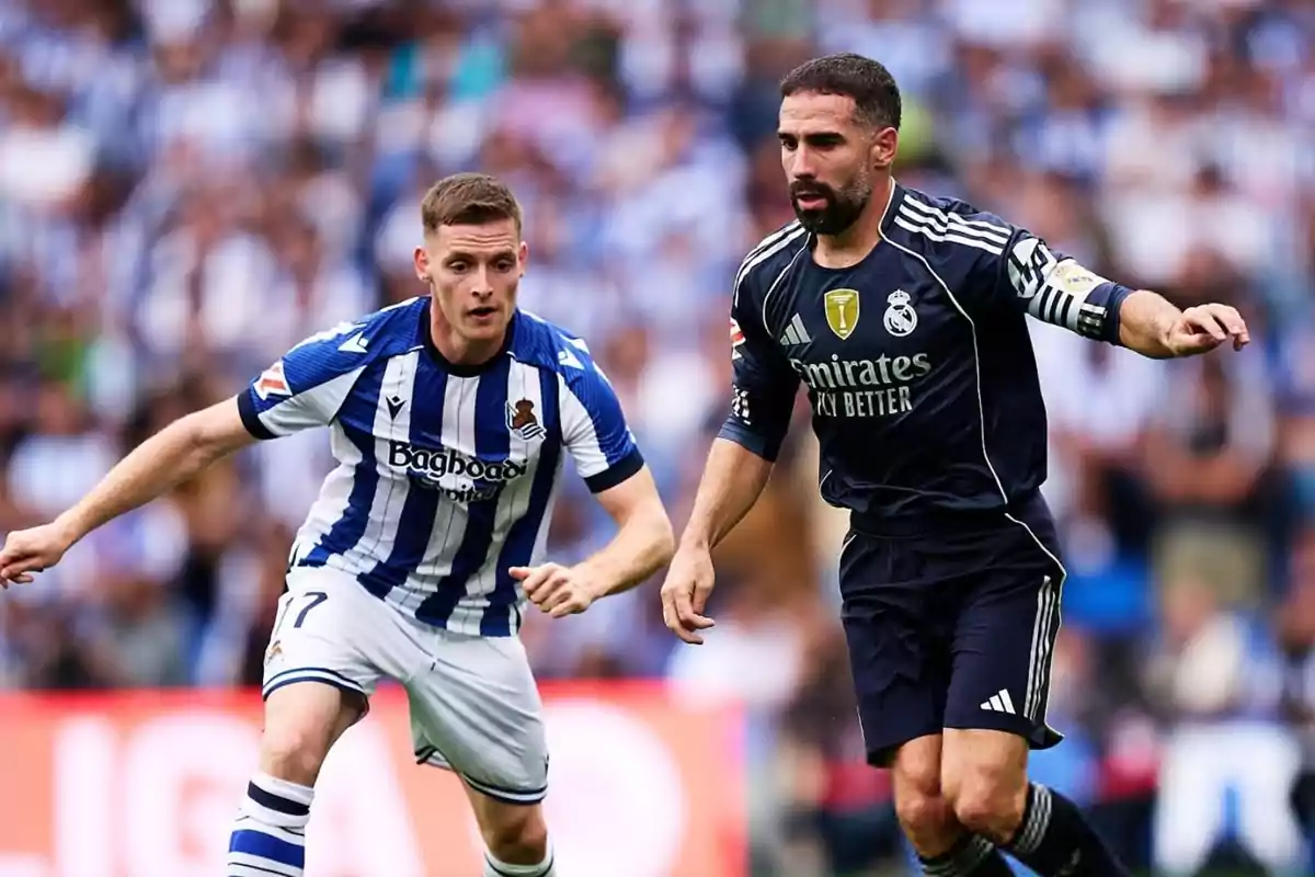 Dos futbolistes disputen la pilota durant un partit entre la Reial Societat i el Reial Madrid Dos futbolistes disputen la pilota durant un partit entre la Reial Societat i el Reial Madrid