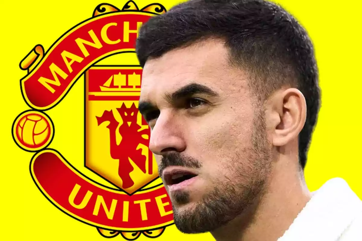 Un futbolista con barba y cabello corto aparece en primer plano con el escudo del Manchester United de fondo sobre un color amarillo brillante.
